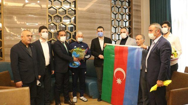 Sivas’ta Karabağ Futbol Kulübüne, Kuran-i Kerim ve Türk Bayrağı hediye edildi