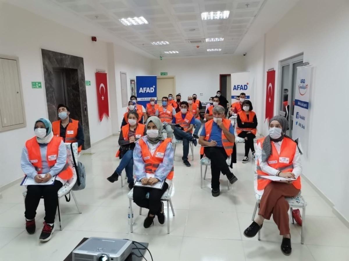 AFAD g&ouml;n&uuml;ll&uuml;lerine "Hafif Arama" ve "Kurtarma Eğitimi" verildi