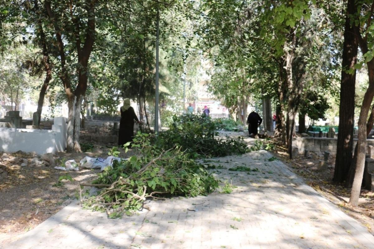 Ak&ccedil;akale&rsquo;deki mezarlıkta &ccedil;evre d&uuml;zenlemesi