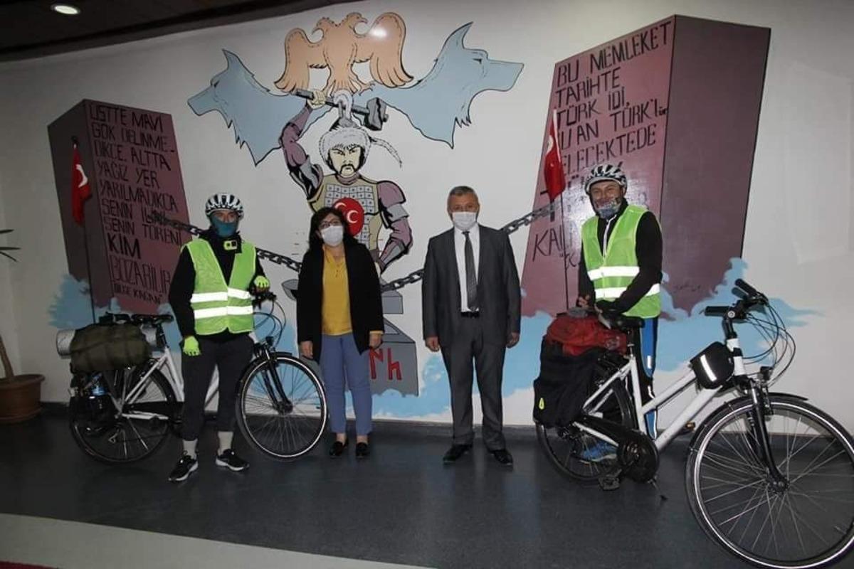 Atat&uuml;rk&rsquo;&uuml;n izlerini bisikletle takip ediyorlar