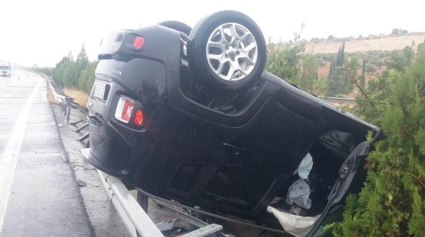 Şanlıurfa&rsquo;da otomobil bariyerlere &ccedil;arptı: 1 yaralı