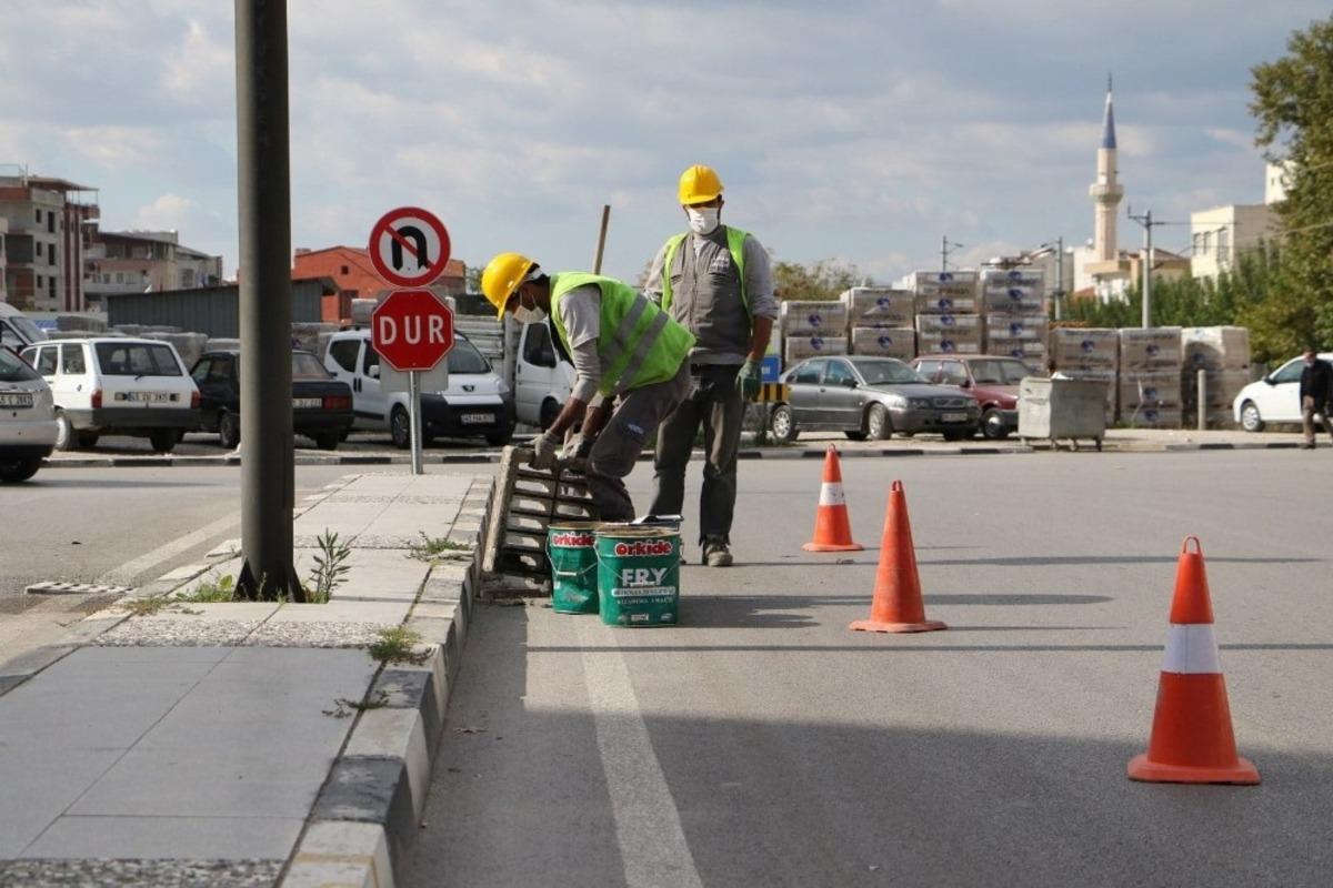 Bilin&ccedil;sizce atılan izmarit ve ambalajlar yağmur suyu ızgaralarını tıkıyor