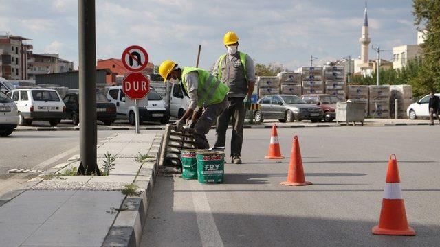 Bilinçsizce atılan izmarit ve ambalajlar yağmur suyu ızgaralarını tıkıyor