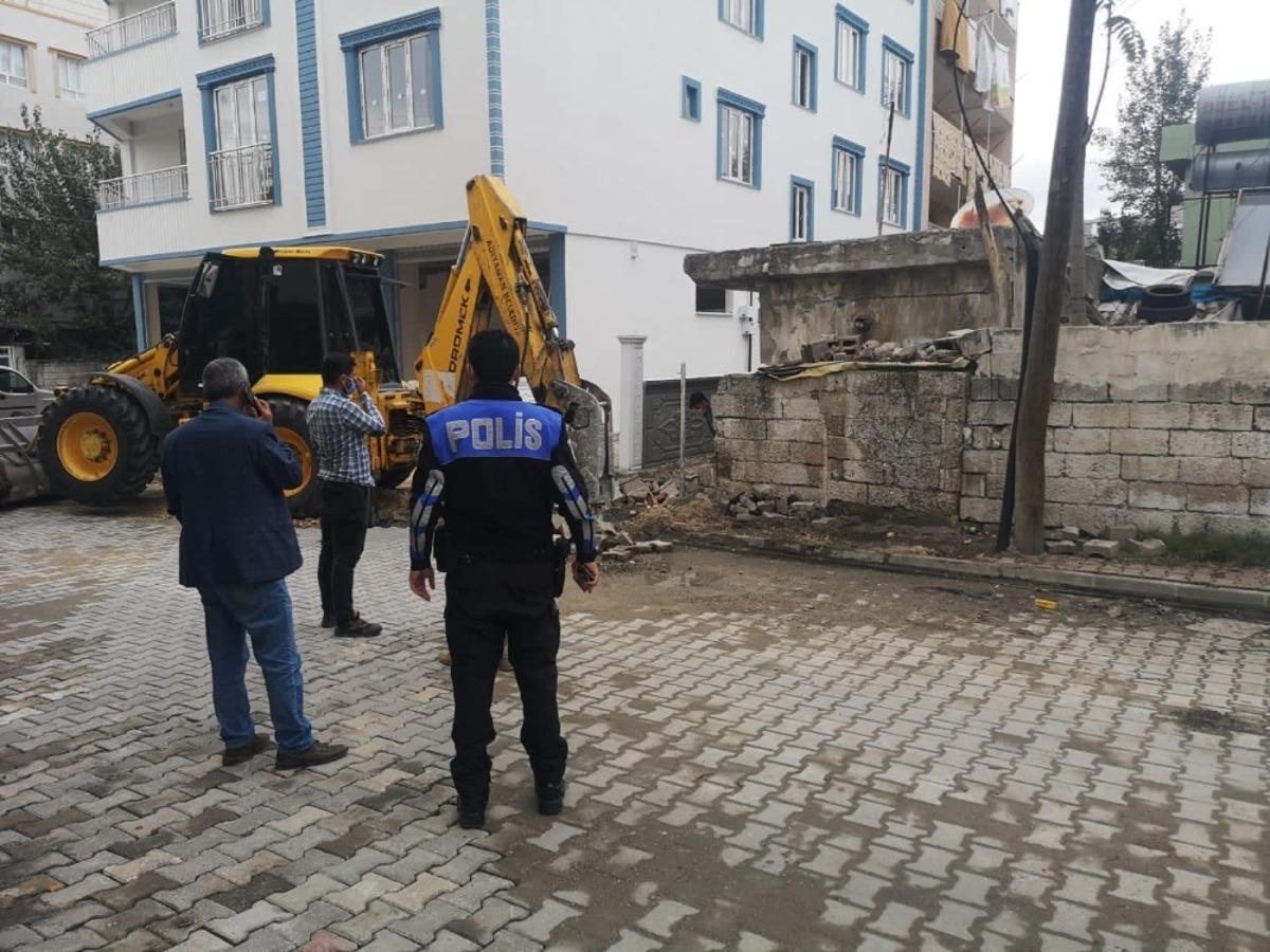 Adıyaman&rsquo;da metruk binalar yıkılıyor