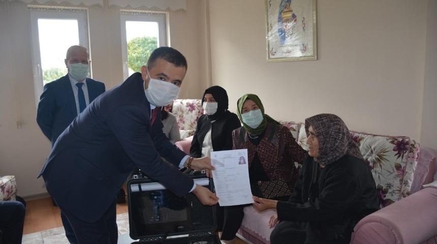 100 yaşındaki Hava ninenin &ccedil;ipli kimlik başvurusu evinde alındı