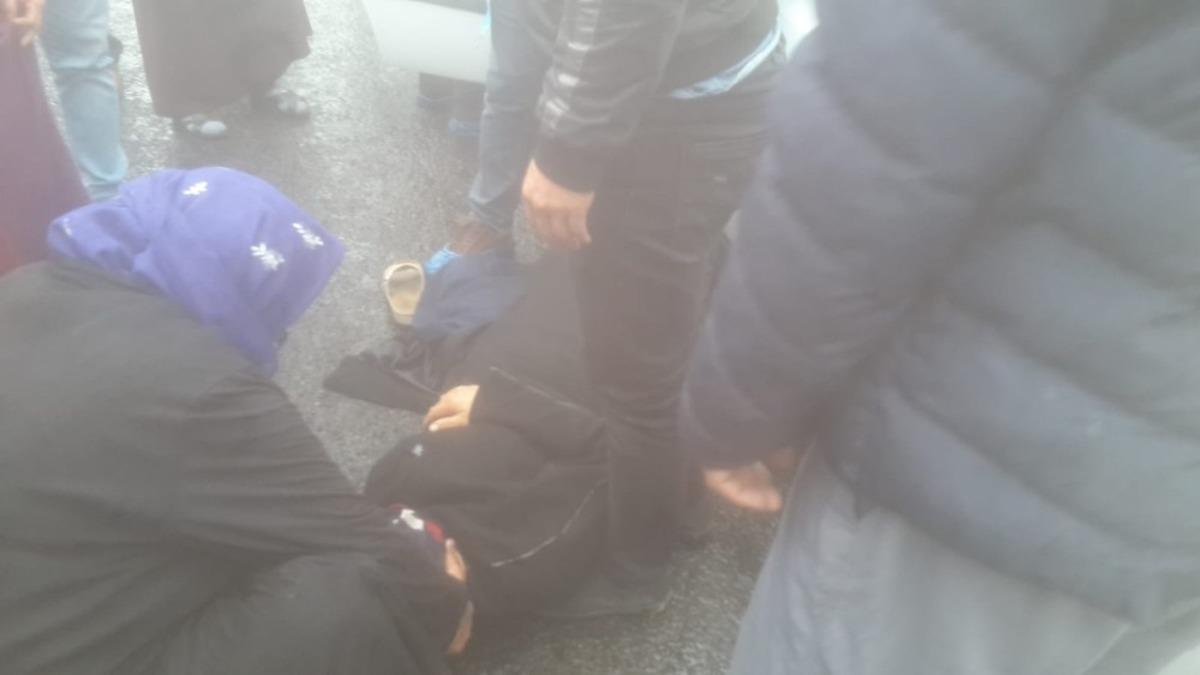 Yolun karşısına ge&ccedil;meye &ccedil;alışan kadına araba &ccedil;arptı