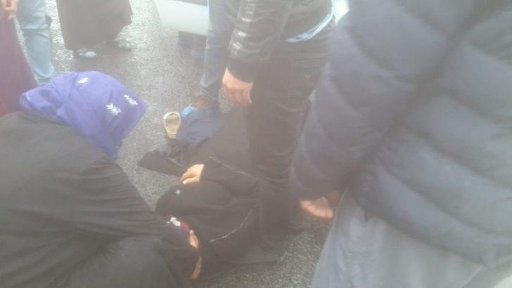 Yolun karşısına geçmeye çalışan kadına araba çarptı G1