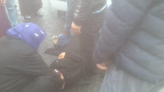 Yolun karşısına geçmeye çalışan kadına araba çarptı