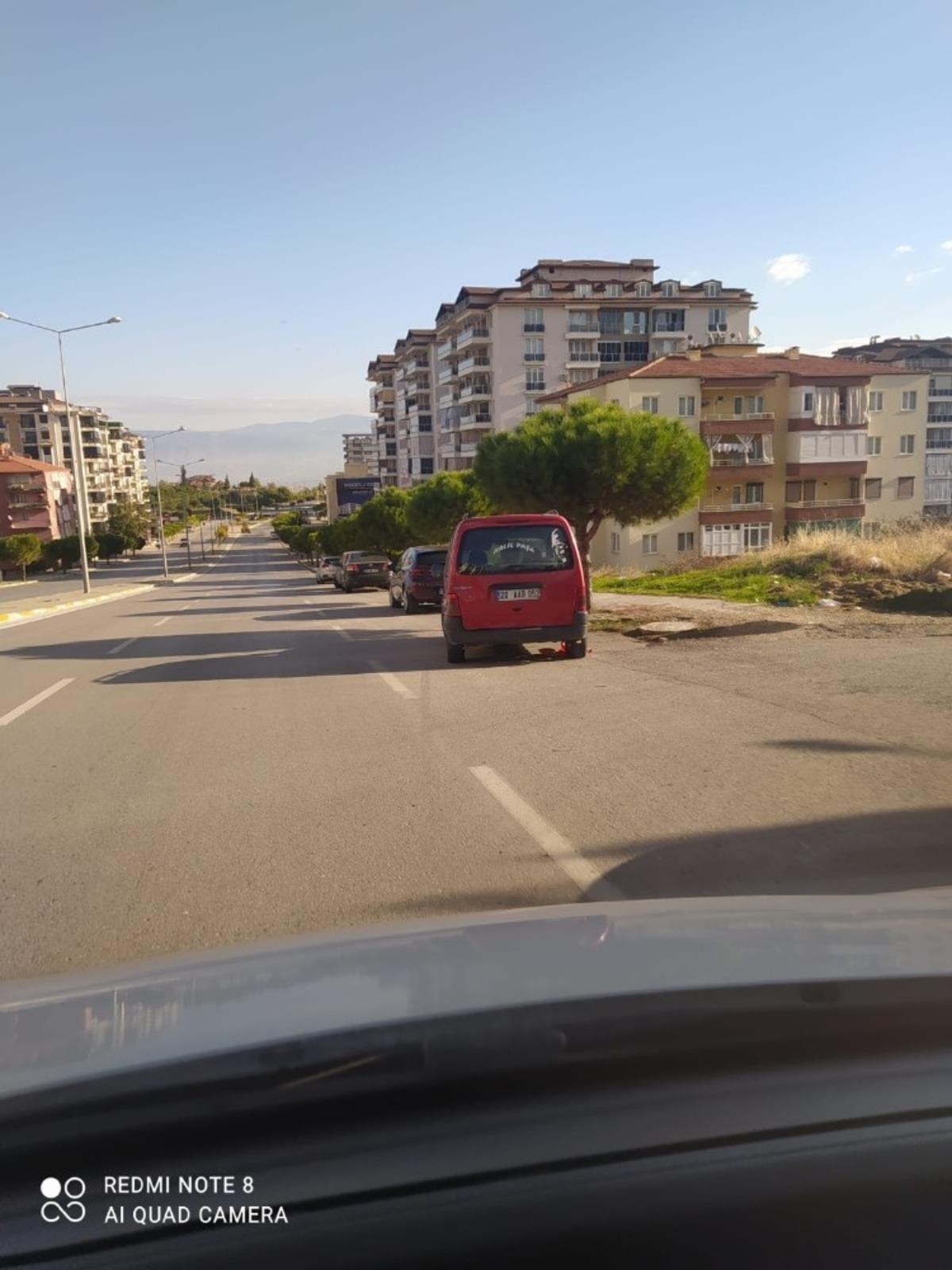 R&ouml;gar kapağı tadilatı yapan iş&ccedil;ilere seyir halindeki ara&ccedil; &ccedil;arptı