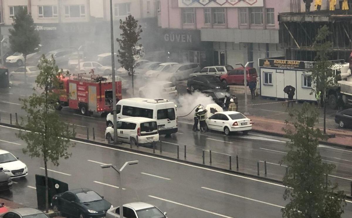 Seyir halindeki otomobilden dumanlar y&uuml;kseldi