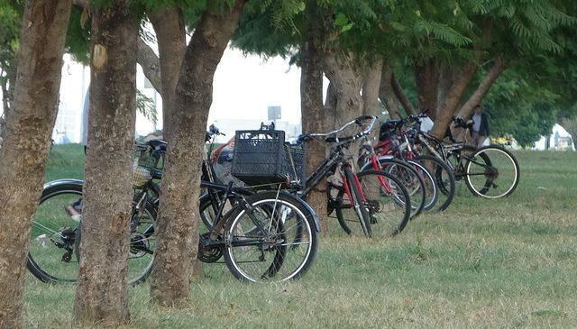 Caddenin refüjü bisiklet otoparkına döndü