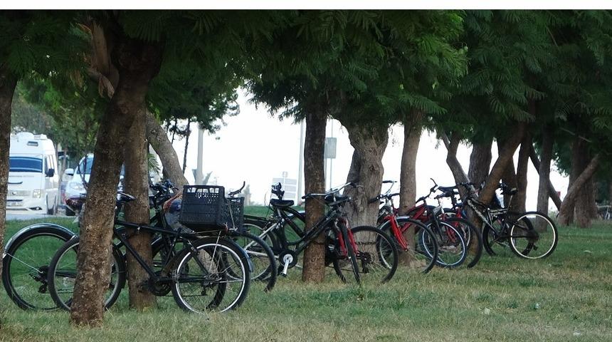 Caddenin refüjü bisiklet otoparkına döndü