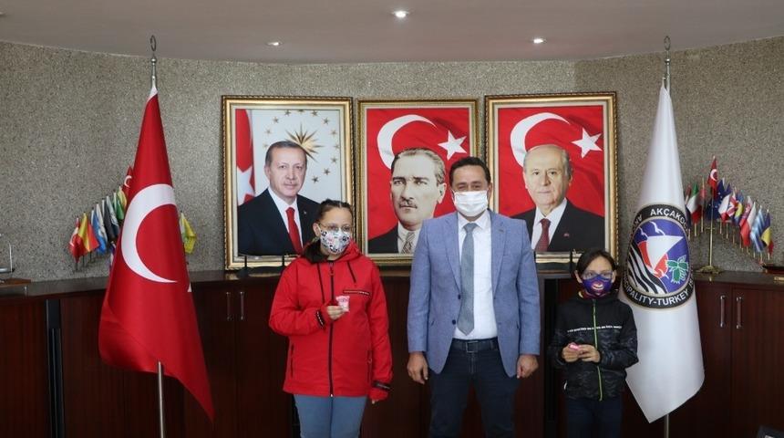 Başkan Yanmaz başarılı &ouml;ğrencileri &ouml;d&uuml;llendirdi