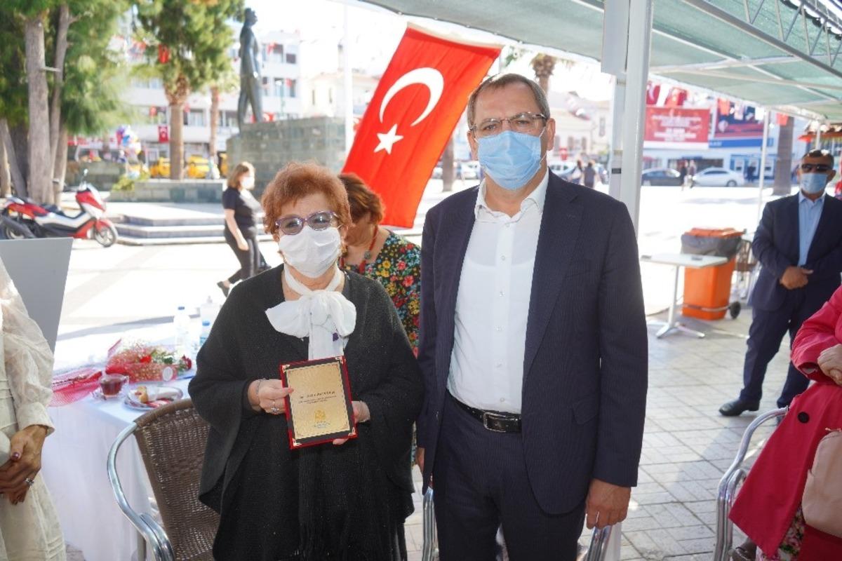 D&uuml;zenlediği imza g&uuml;n&uuml;nde kitaplarının gelirini &ouml;ğrencilere bağışladı