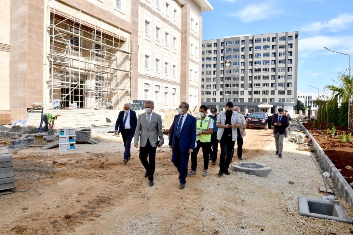 Vali Su, Mezitli H&uuml;k&uuml;met Konağı inşaatında incelemelerde bulundu