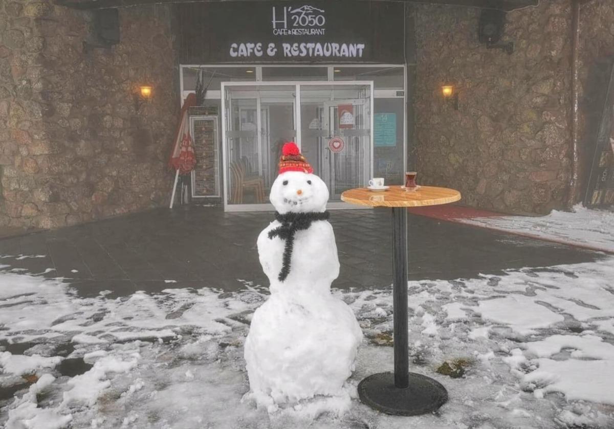 Erciyes&rsquo;te maskeli kardan adam yaptılar