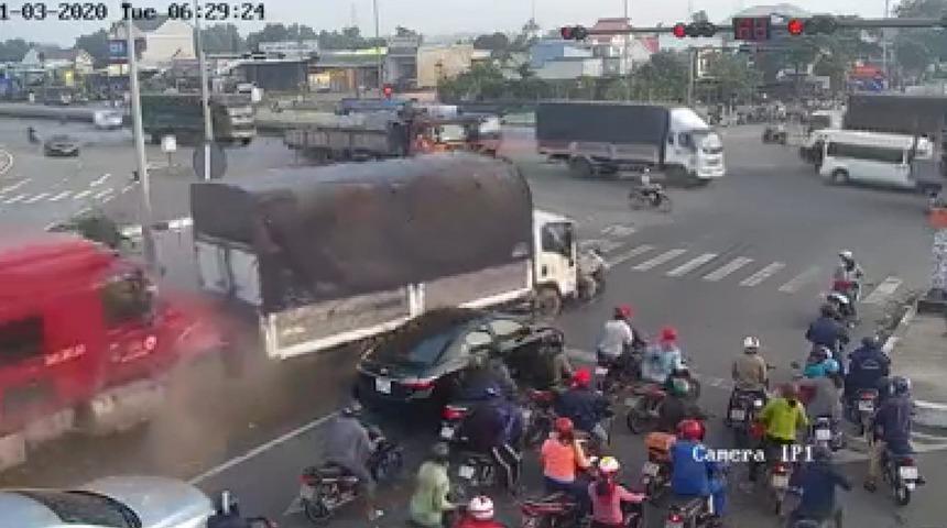 Vietnam’da TIR sürücüsü araçları böyle biçti