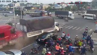 Vietnam’da TIR sürücüsü araçları böyle biçti