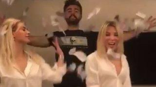 Ünlü Playboy para saçtı! Cicişler oynadıkça oynadı