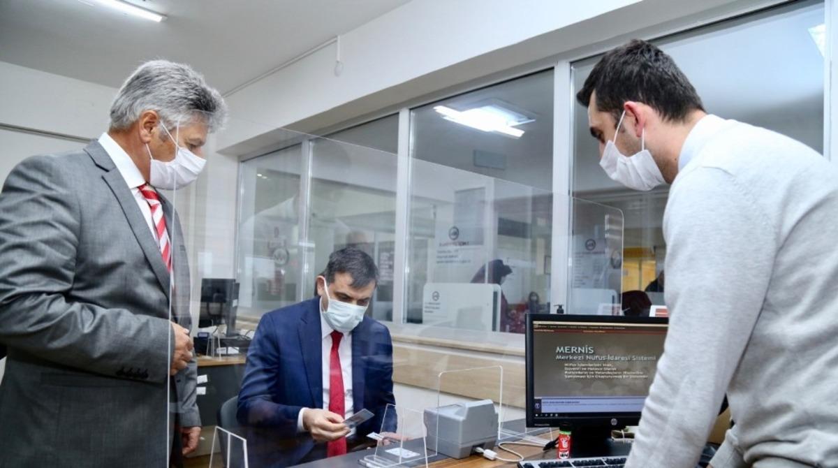 Vali &Ccedil;ift&ccedil;i, ehliyet bilgilerini kimlik kartına y&uuml;kletti