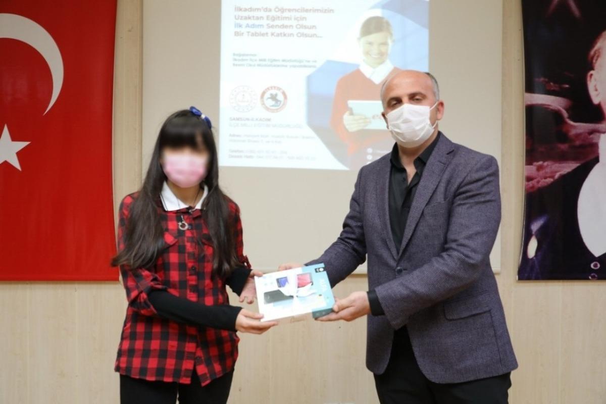 Başkan Demirtaş, &ldquo;Sınıf tam &ouml;ğretmenim&rdquo; projesine 100 tabletle destek verdi