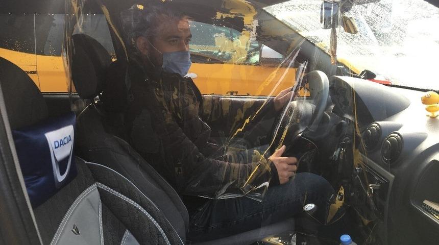 Taksi şoföründen covid-19'a brandalı önlem