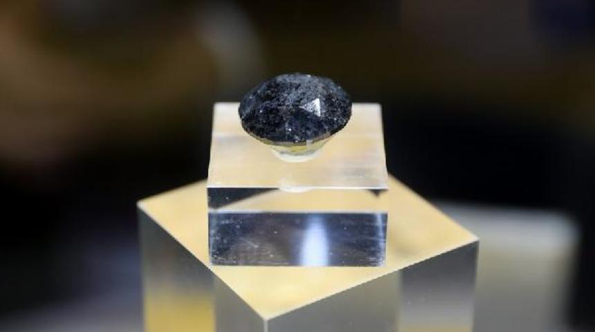 Çin’de 750 bin dolarlık 88 karatlık kara elmas görücüye çıktı