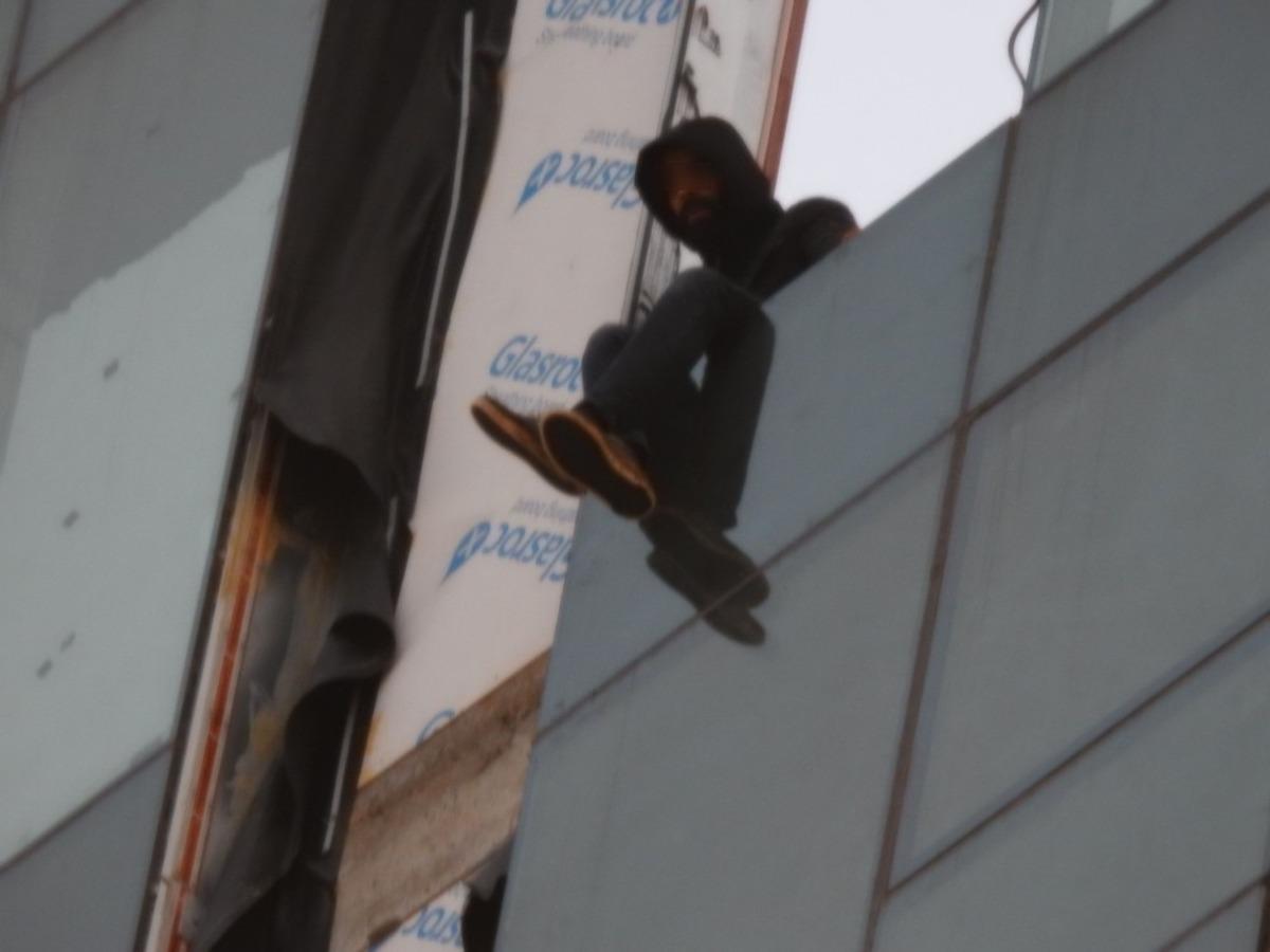 Otel inşaatına &ccedil;ıkan gen&ccedil; iki saatlik &ccedil;abayla ikna edildi