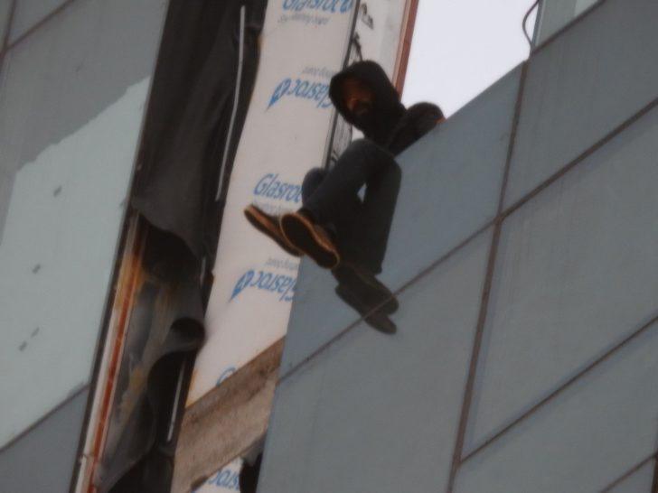 Otel inşaatına çıkan genç iki saatlik çabayla ikna edildi G1