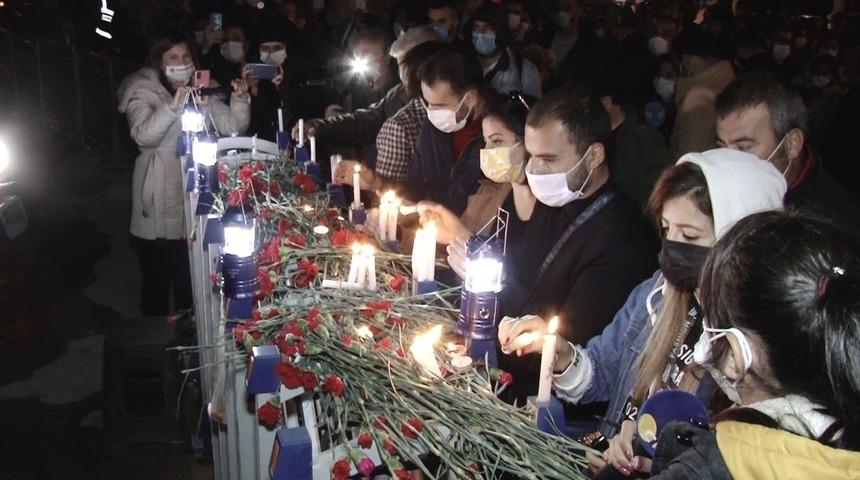 İzmir'deki depremde yıkılan Rıza Bey Apartmanı&rsquo;nın &ouml;n&uuml;nde g&ouml;zyaşları sel oldu