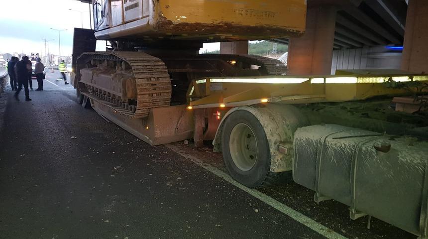 İzmir’de iş makinesi yüklü TIR köprüde sıkıştı