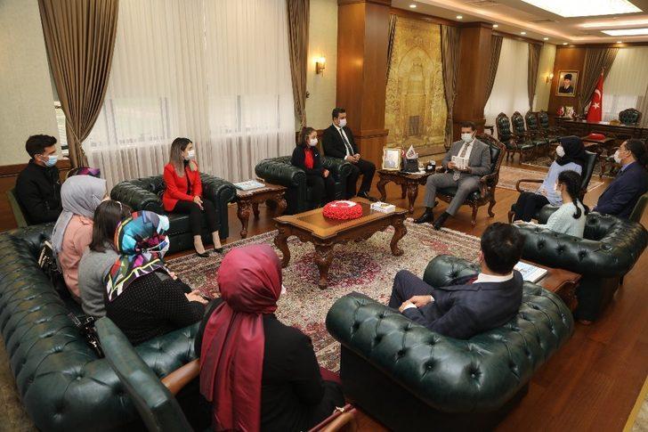 Vali, dereceye giren öğrencileri altınla ödüllendirdi G1