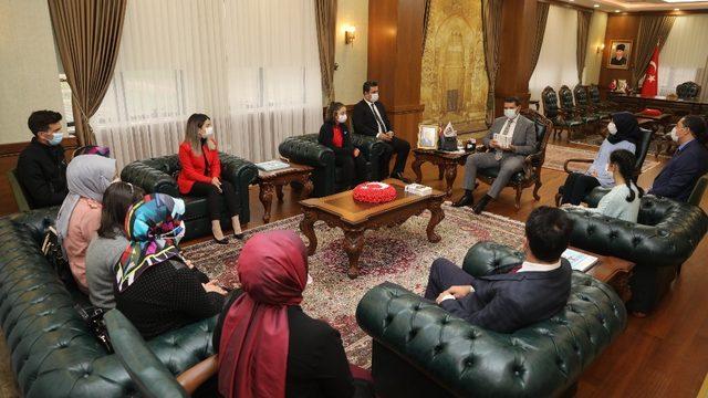 Vali, dereceye giren öğrencileri altınla ödüllendirdi