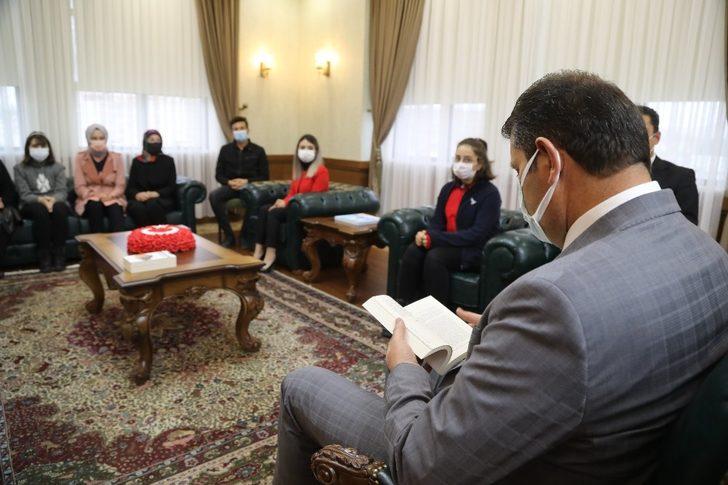 Vali, dereceye giren öğrencileri altınla ödüllendirdi G2