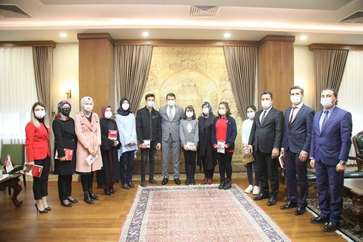 Vali, dereceye giren öğrencileri altınla ödüllendirdi G3