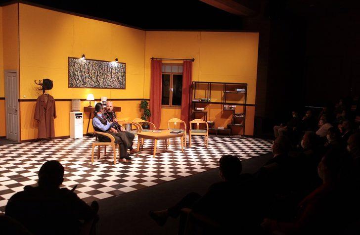 Antalya Şehir Tiyatroları "Takıntılar" oyunuyla perdelerini açtı G1