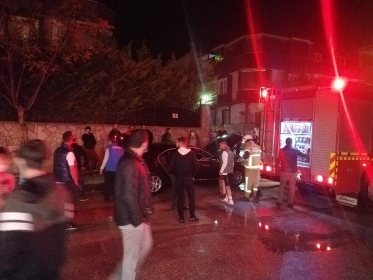 Park halindeki otomobil alev aldı G1