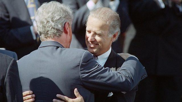 1994'te Suç Yasası'nı imzaladıktan sonra Başkan Bill Clinton, Senatör Biden'la birlikte yasanın geçişini kutladı