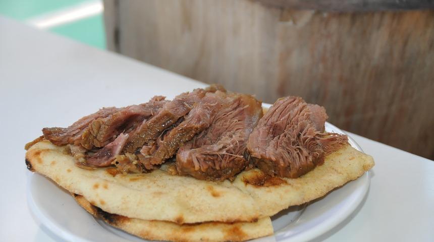 Lezzeti tescillendi: Etler közde pişiriliyor! Yanında kuru soğan olmazsa olmazı...