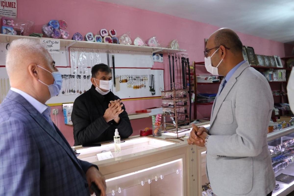 Kaymakam Aydın kapı kapı dolaşıp depremzedeler i&ccedil;in yardım topladı