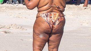 Lizzo tatilde ünlü fiziğini sergiledi