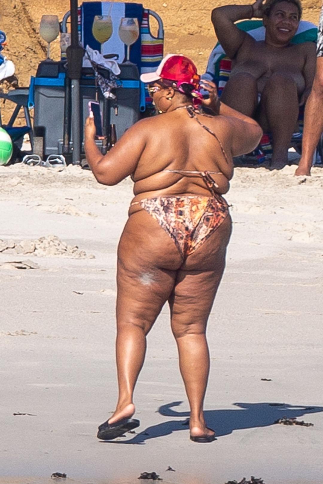 Lizzo tatilde &uuml;nl&uuml; fiziğini sergiledi