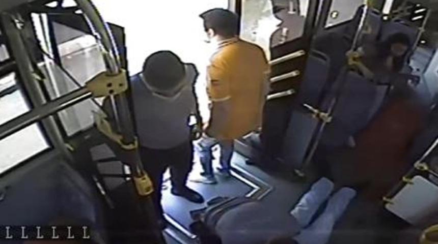 Yolcu, otob&uuml;ste kalp krizi ge&ccedil;irdi! Polis dakikalarca kalp masajı yaptı