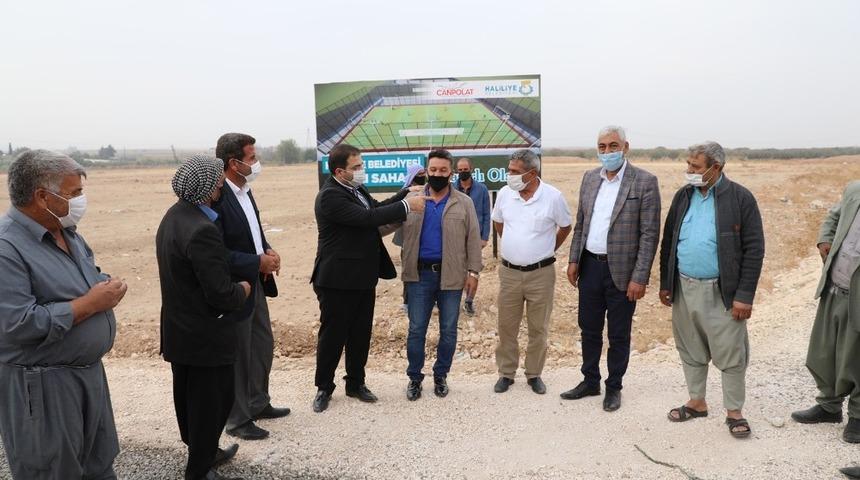 Haliliye kırsalındaki mahalleye halı saha