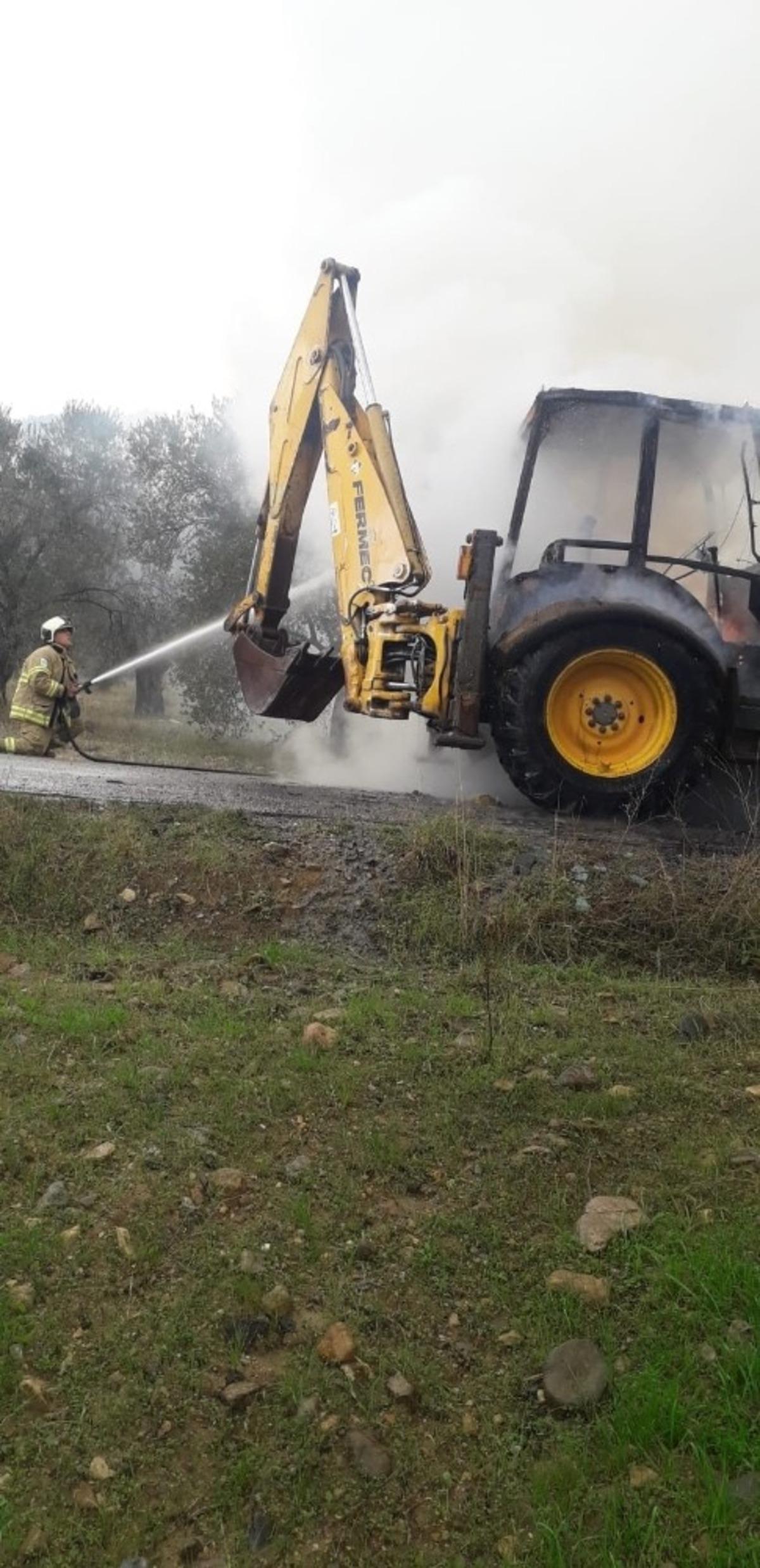 Balıkesir&rsquo;de iş makinesi alev alev yandı