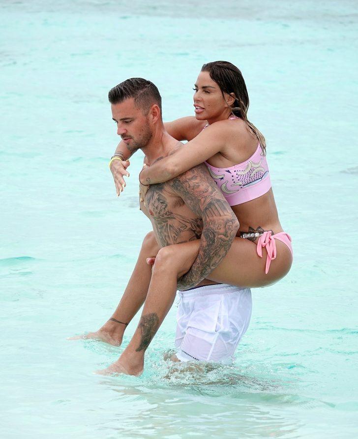 Katie Price tatilde aşka geldi  G4