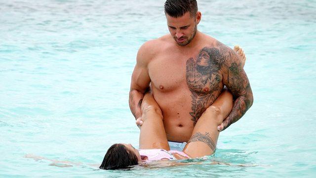 Katie Price tatilde aşka geldi 