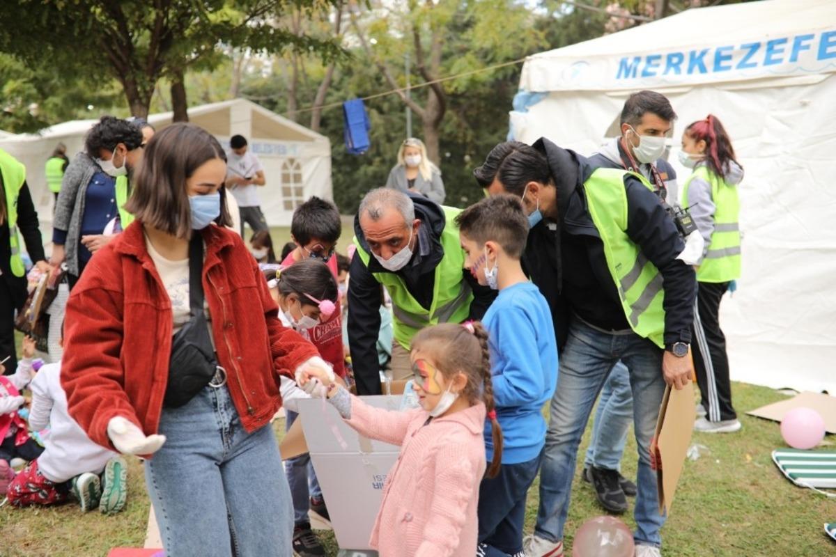 Depremzedelere gelen yardımlar dağıtılıyor