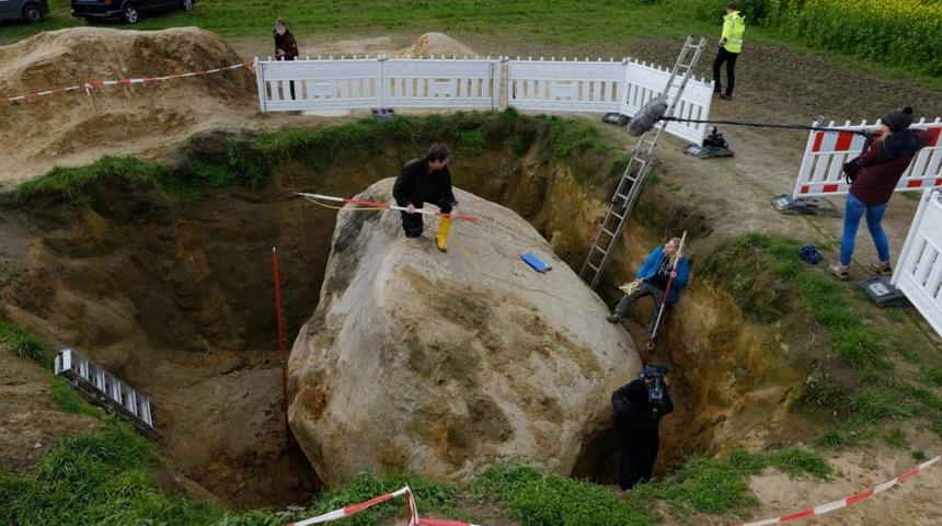 Almanya'da &ccedil;ift&ccedil;inin tarlasından 1 milyar yıllık kaya &ccedil;ıktı