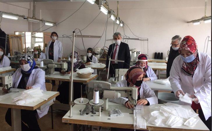 Öğretmen ve öğrencilere maske üretiyorlar G1